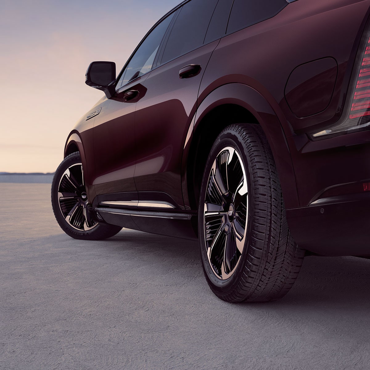 my26-escalade-iq-gallery-grid-exterior-drivers-side-wheels.jpg