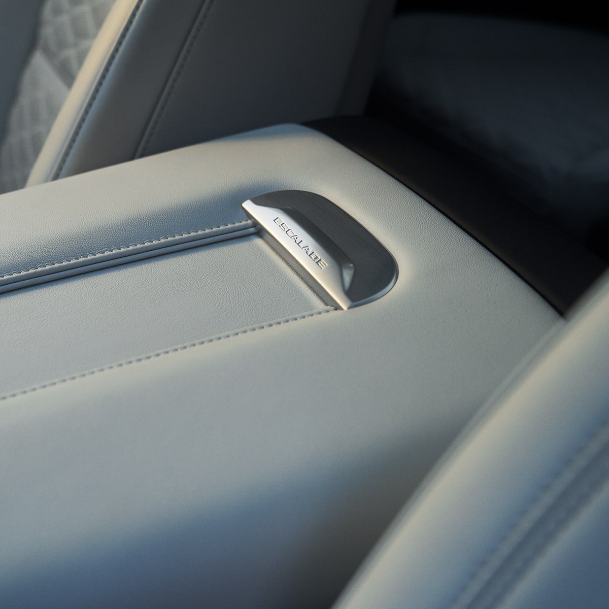 my25-escalade-gallery-interior-grid-center-console.jpg